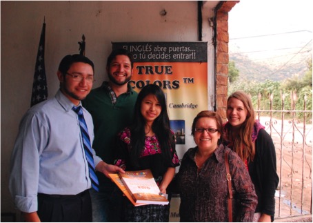 Übergabe des Kursmaterials an Mitzy vor der „True Colors English School“ in Antigua Guatemala mit Vorstandsmitgliedern des Specula e.V.